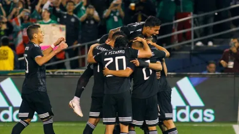 México celebrando el triunfo ante Chile.