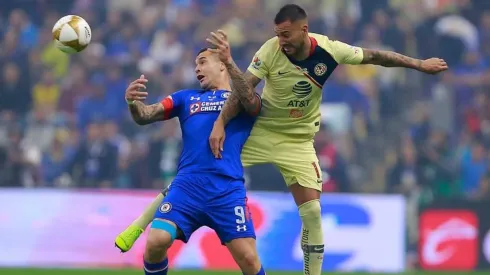 Caraglio y Rodríguez en disputa del balón.