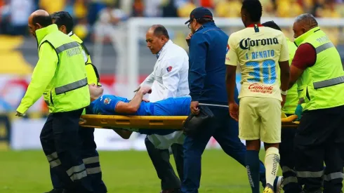 Aguilar debió salir en camilla de la cancha.