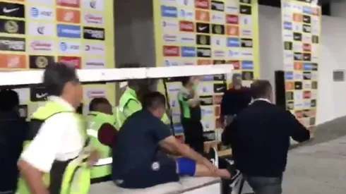 Pablo Aguilar debió salir en carro del Estadio Azteca.