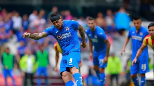 Milton Caraglio ejecutando el lanzamiento penal.