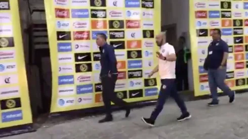 Ricardo Peláez rumbo a camarines del Azteca.