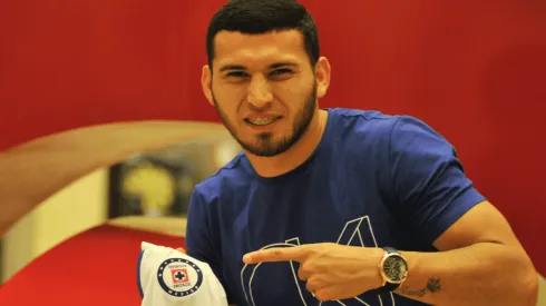 Juan Escobar portando la jersey de Cruz Azul.