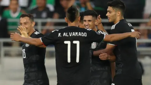 Roberto Alvarado celebrando el triunfo de México.
