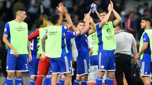 Jugadores de Paraguay despidiéndose se sus aficionados.