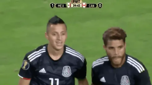 Roberto Alvarado celebrando su anotación.