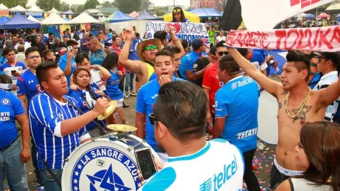 Aficionados de Cruz Azul en el Estadio Azteca.