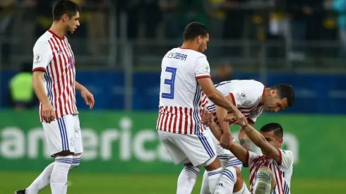 Juan Escobar levantando a sus compañeros.