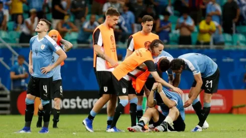 Jugadores de Uruguay levantando anímicamente a Luis Suárez.