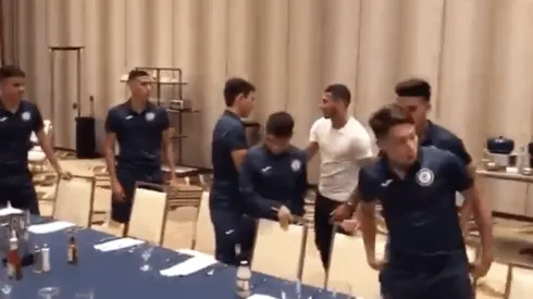 Juan Escobar recibió la bienvenida de sus compañeros.