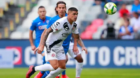 Gustavo Bou enfrentando a Cruz Azul.
