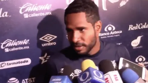 Bryan Angulo platicando con los medios de comunicación.