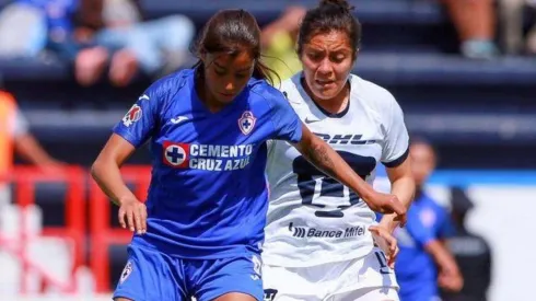 Cruz Azul enfrentando a Pumas en la Femenil.