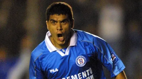 Ángel Morales con la playera de Cruz Azul.
