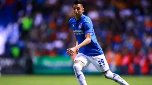 Roberto Alvarado en el partido de Cruz Azul.