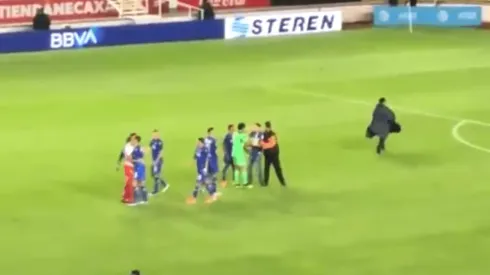 El momento en que un aficionado de Cruz Azul ingresó a la cancha