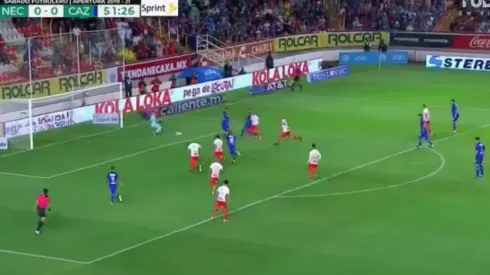 VIDEO: Le anulan gol a Cruz Azul por falta de Édgar Méndez en el penal de Milton Caraglio