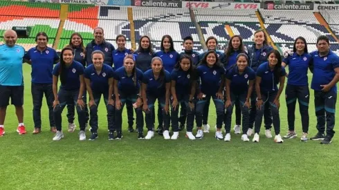 Plantel de Cruz Azul reconociendo el campo de juego.