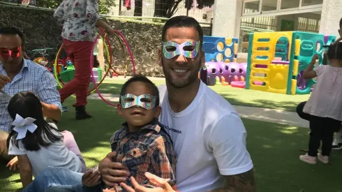 Edgar Méndez compartiendo con los niños.