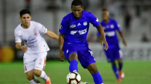 Brayan Angulo en el partido ante Huracán.