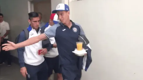 Igor Lichnovsky sale cojeando de La Corregidora y preocupa en Cruz Azul