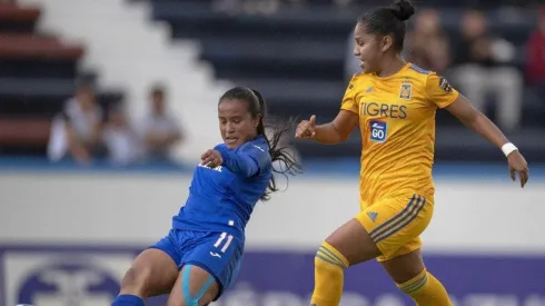 Cruz Azul Femenil enfrentando a Tigres.