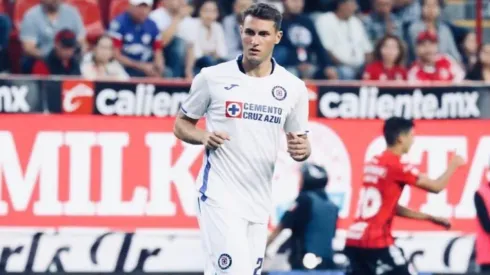 Ovación brutal para Santiago Giménez en su ingreso por Cruz Azul