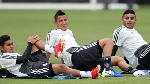 Orbelín Pineda y Roberto Alvarado con la Selección Mexicana.