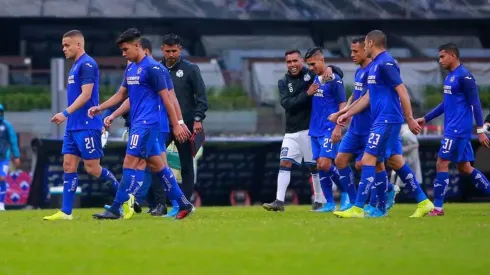Jugadores de Cruz Azul saliendo del campo de juego.