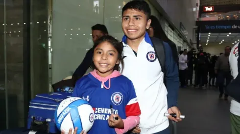 Aficionados esperando la llegada de Cruz Azul.