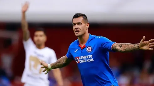 Milton Caraglio celebrando sus goles ante Pumas.