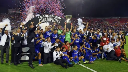 Cruz Azul levantando el trofeo de la Leagues Cup.