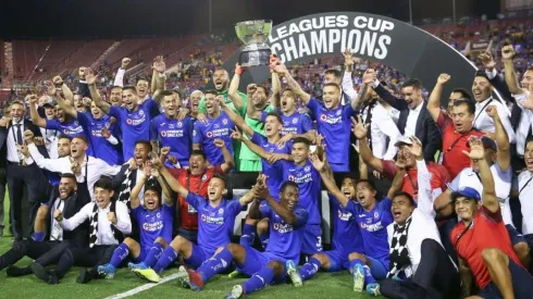Cruz Azul levantando el trofeo de la Leagues Cup.