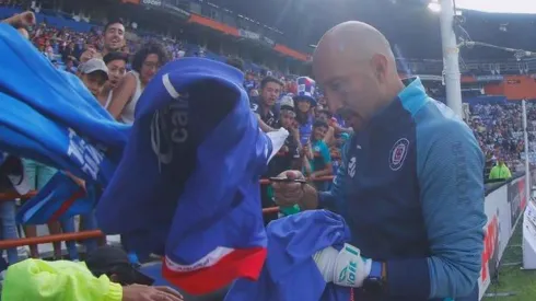 Hermoso recibimiento al Conejo Pérez en el estadio Hidalgo