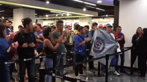 Un centenar de aficionados hacen fila para compartir con Adrián Aldrete.