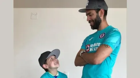 Chelito Delgado comparte una foto con su hijo y la playera de Cruz Azul