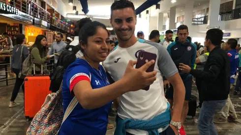 Cruz Azul recibe el cariño de sus aficionados en la llegada a Monterrey.