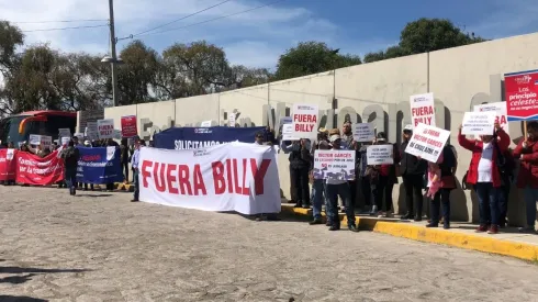Socios de la Cooperativa Cruz Azul ya protestan en la FMF contra Billy Álvarez
