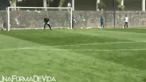 Orbelín Pineda anota un golazo en el entrenamiento de Cruz Azul.