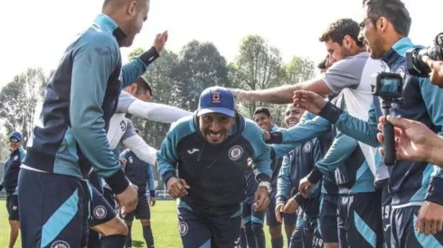 El Conejo pasando por el pasillo que armaron los jugadores de La Máquina