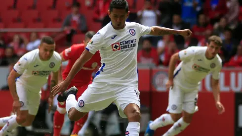 Cruz Azul iguala con Toluca en una lluvia de goles y el tanto debut de Santi