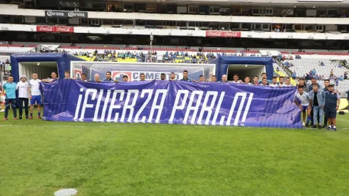 Plantel de Cruz Azul despliega una manta en apoyo a Pablo Aguilar