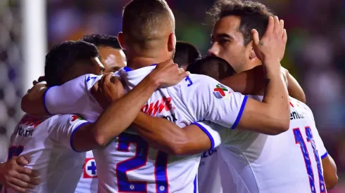 Cruz Azul celebrando en el duelo ante Morelia