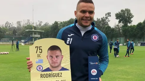 Pasillo a Cabecita tras ser elegido mejor jugador de febrero por Liga MX