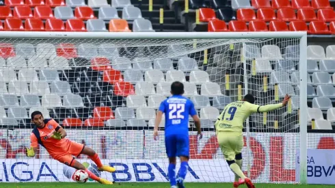 Jesús Corona a la hora del penalti que le dio el triunfo a su equipo ante el América en la jornada 10 del Clausura 2020