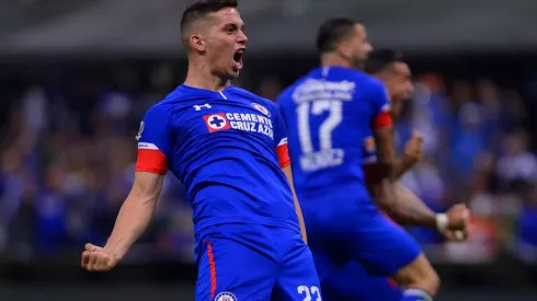 Iván Marcone realiza el 10 toques challenge con ropa de Cruz Azul