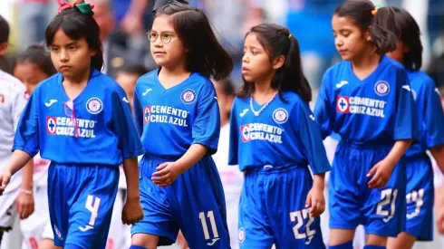 Niñas en la previa del duelo entre Cruz Azul y Xolos de la jornada 9