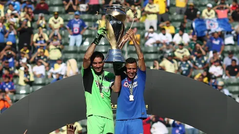 El 'Cata' y Corona levantando la SuperCopa MX