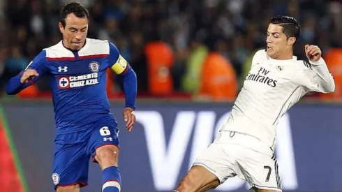 Torrado ante Cristiano Ronaldo en el Mundial de Clubes del 2004