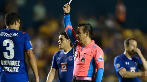 El juez del encuentro en un partido de Cruz Azul